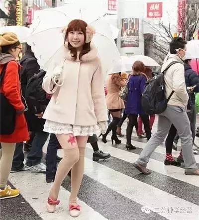 智利女网红在日本神社的引体向上挑战，友情与陪伴的美好瞬间记录