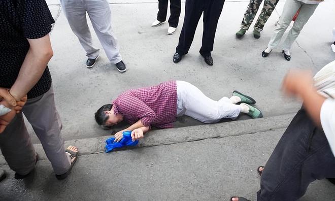 女子阻拦逃逸老人遭咬，挑战面前的勇气与成长之路