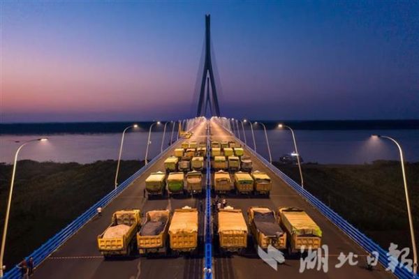 嘉鱼大桥最新动态，启程自然美景探索之旅