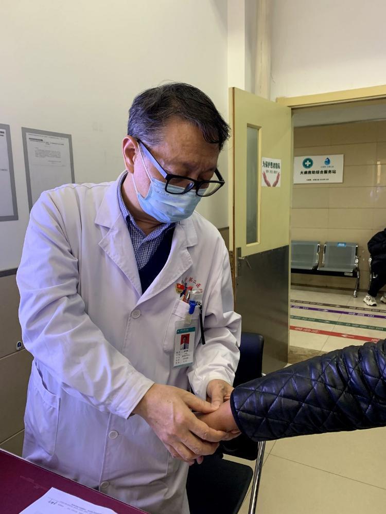 最新医学著作与自然美景之旅，探索医学前沿与内心宁静之道