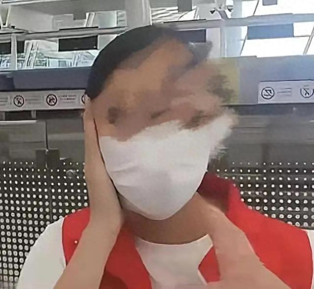 网红强迫机场志愿者摘口罩