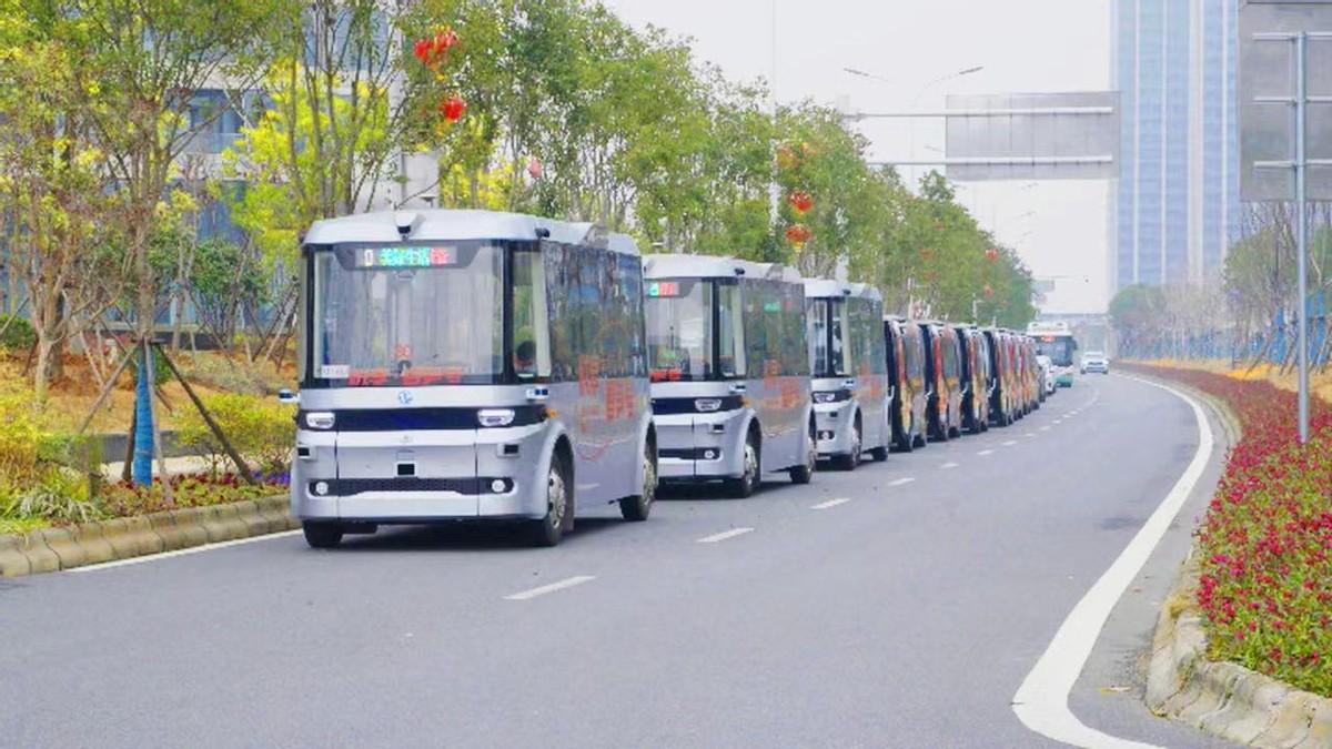 科技新品助力拼助理小品女演员，智能生活体验前所未有