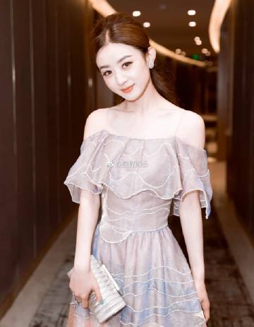 赵丽颖最新路透照，星光璀璨演绎魅力非凡